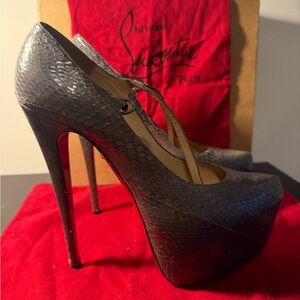 Christian Louboutin Lady DAF 160 cobra  Snakeskin Heels (Authentic) sz 42